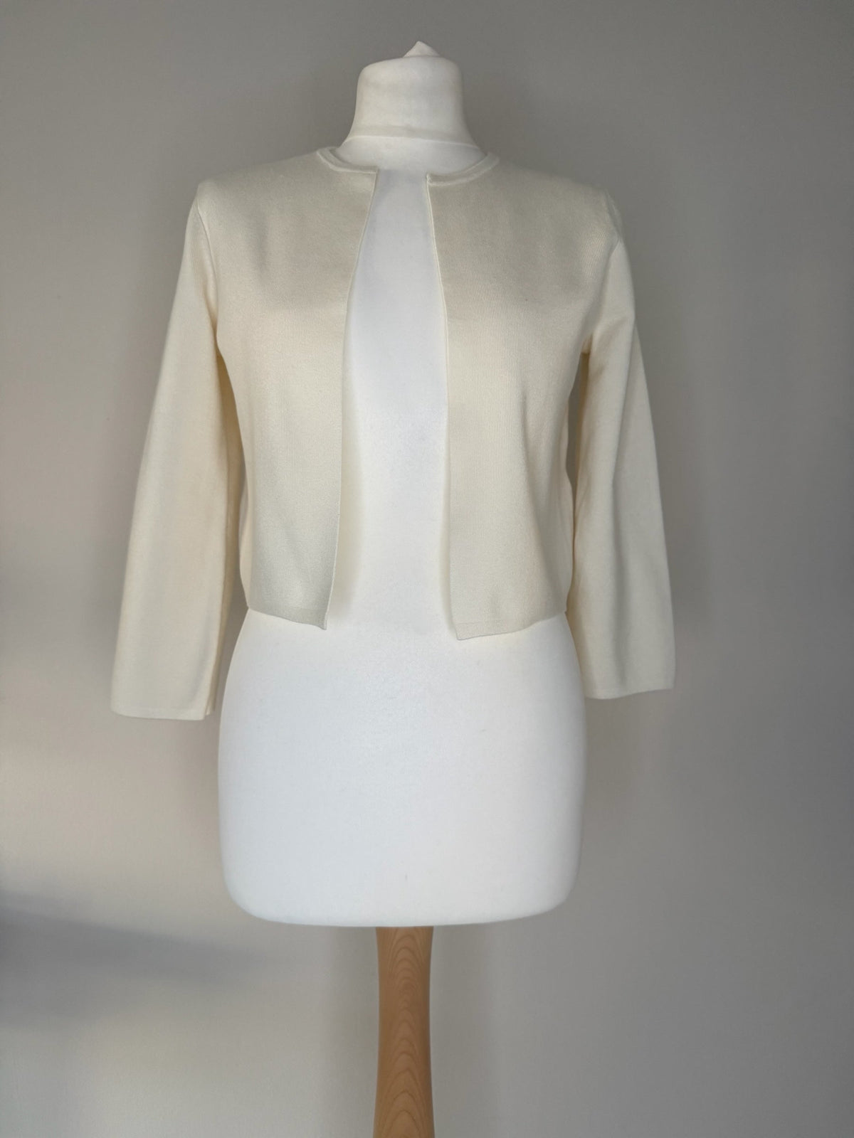 Style Reset cream cropped knit cardigan by Hobbs London with a round neckline and three-quarter length sleeves.