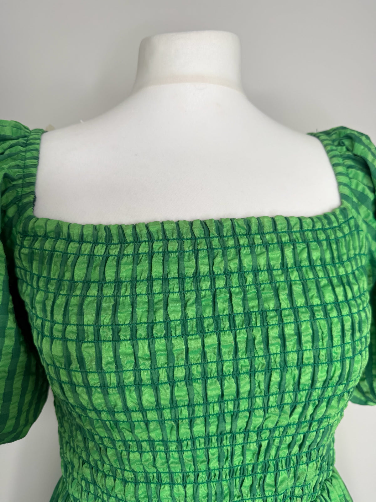 Style Reset green gingham midi dress featuring a square neckline, smocked bodice, and puff sleeves on a mannequin.