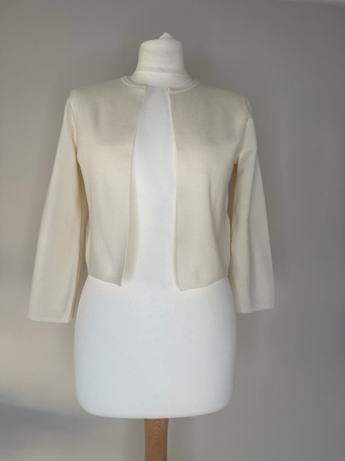 Style Reset HOBBS LONDON cream cropped knit cardigan with three-quarter sleeves and an open-front design on a mannequin