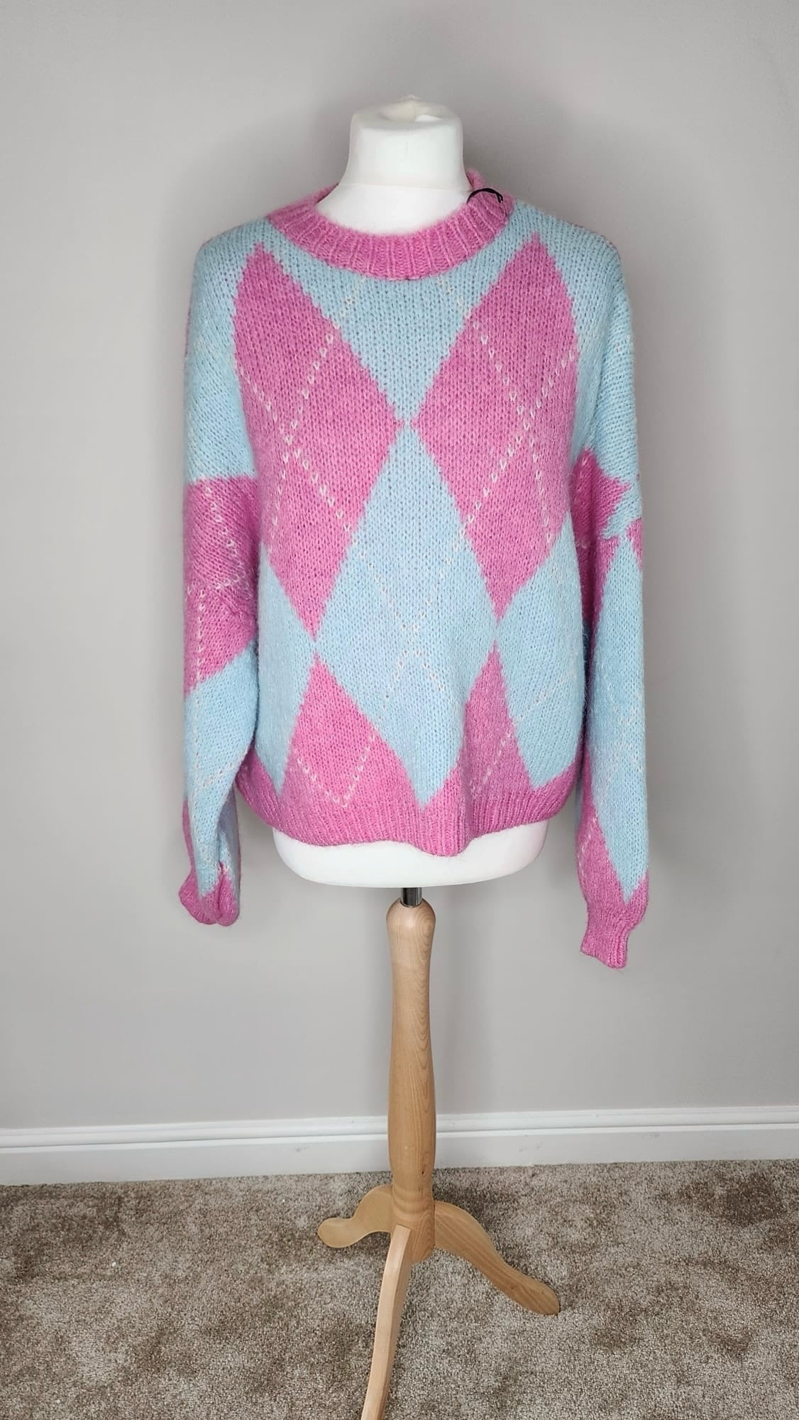 Style Reset LOVIKA Paris knitted jumper featuring a candy-pink and baby-blue argyle pattern with a ribbed crew neck.