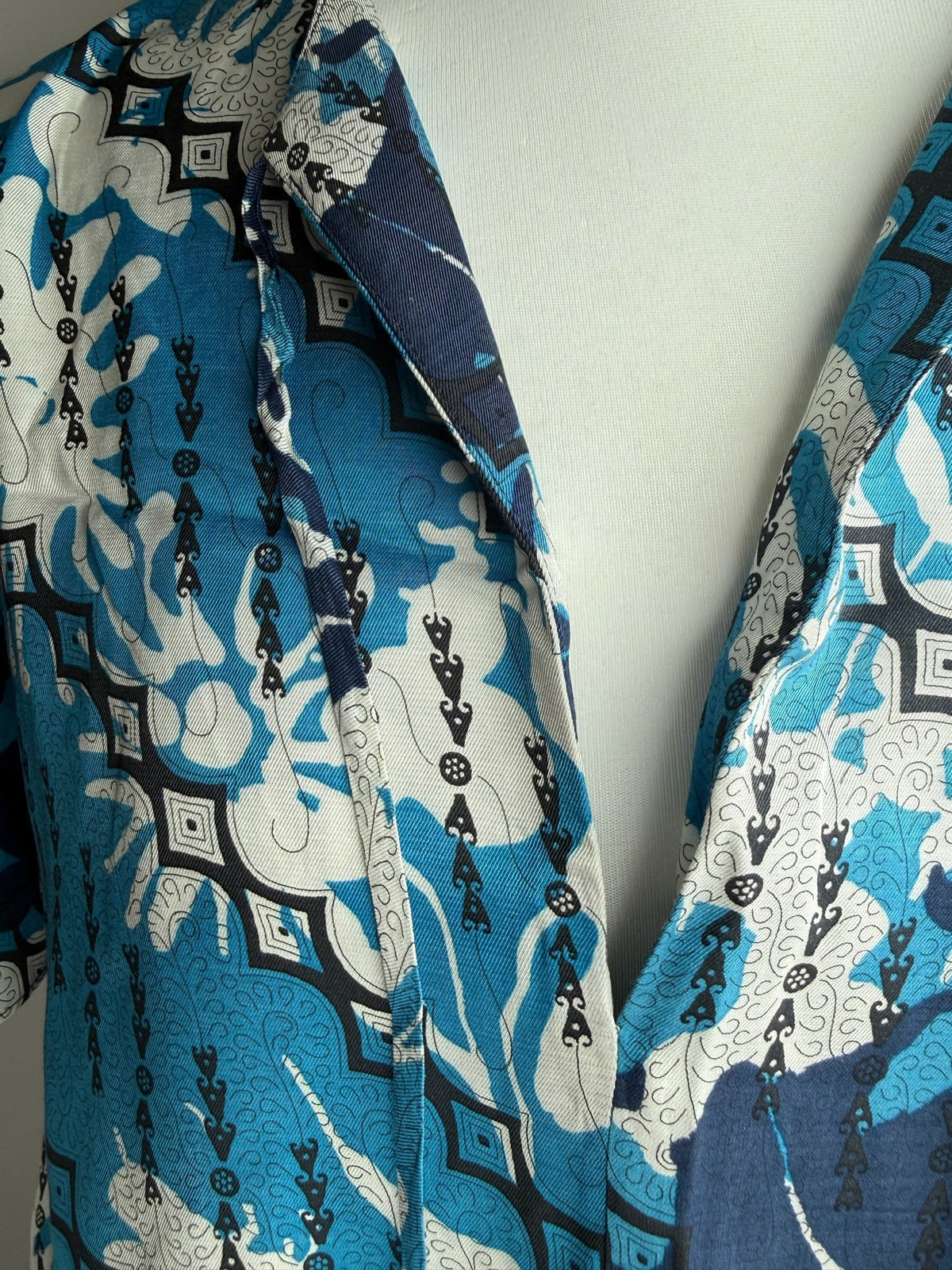 Style Reset REISS blue and white geometric floral print shirt dress with a classic collar and button-down front