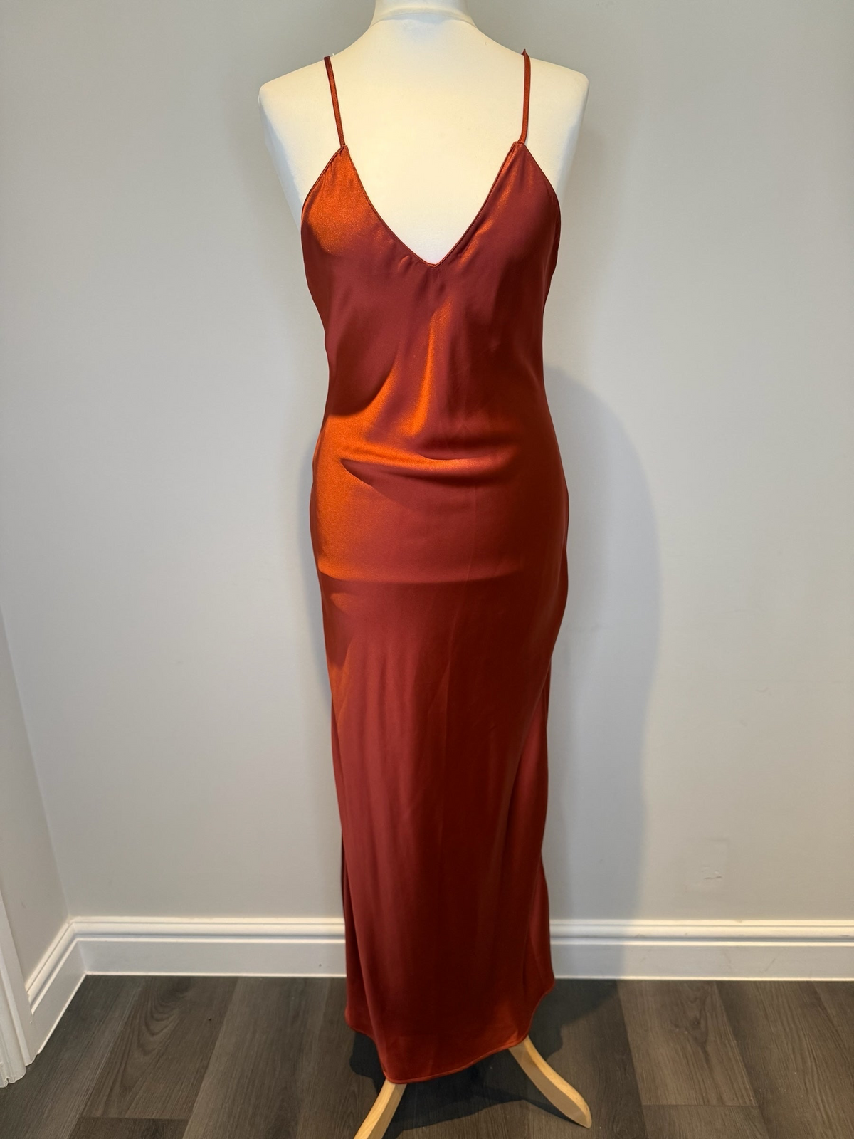 Style Reset rust-coloured satin maxi slip dress with a V-neckline and adjustable spaghetti straps on a mannequin